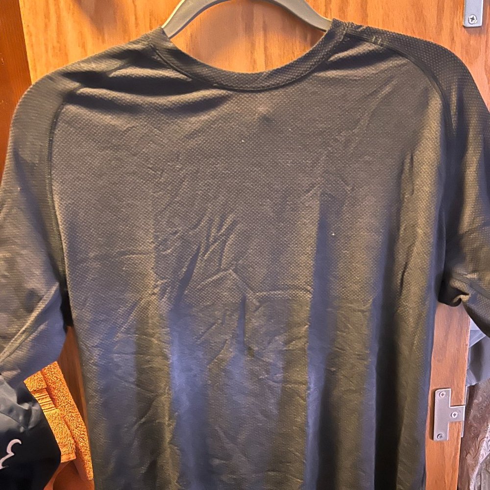 Lululemon Black Metal Vent T-Shirt, Medium